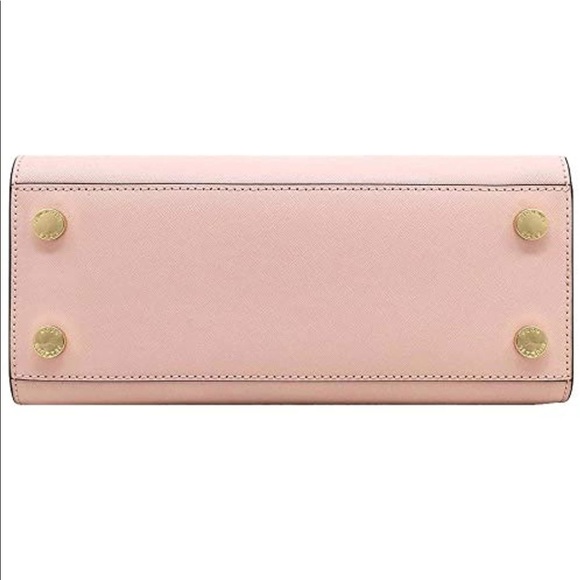 Michael Kors Powder Blush
14" L X 8.5"H X 5"W
5" Handle Drop
Adjustable Strap - Picture 2 of 4
